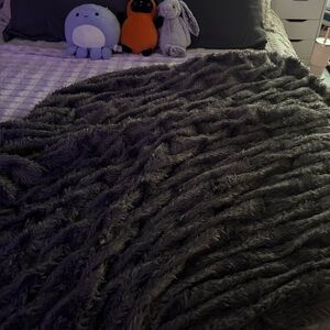 Dormify Leah Ruched Dark Gray Throw Blanket